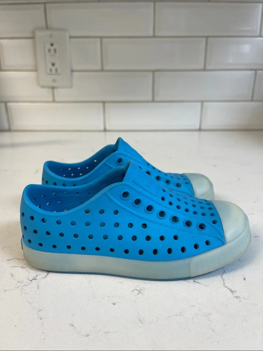 Native Jefferson Sugarlite Glow - Wave Blue / Glow Kids Water Shoes Size 9